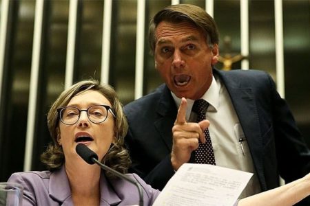 foto colorida de Jair Bolsonaro e Maria do Rosário no plenário da Câmara dos Deputados