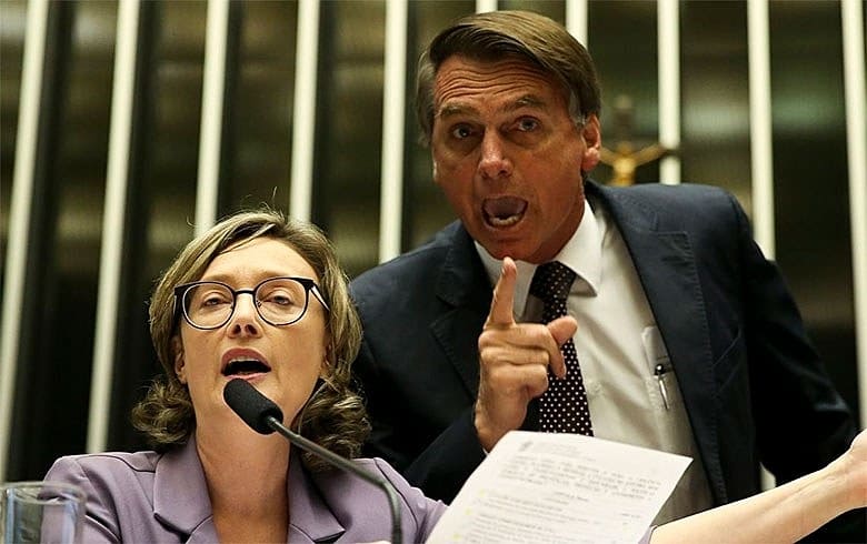 foto colorida de Jair Bolsonaro e Maria do Rosário no plenário da Câmara dos Deputados