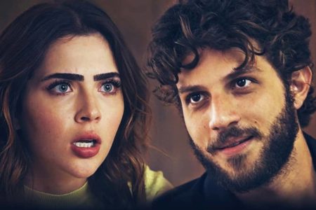 Imagem colorida de Chiara e Ari, personagens da novela Travessia - Metrópoles