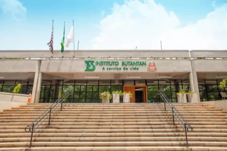 Imagem colorida mostra fachada do Instituto Butantan, que tem longa escadaria, dois corrimões e o nome do instituto escrito em placa - metrópoles