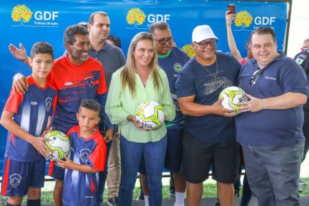 Celina Leão inaugura reforma de campo sintético no Gama