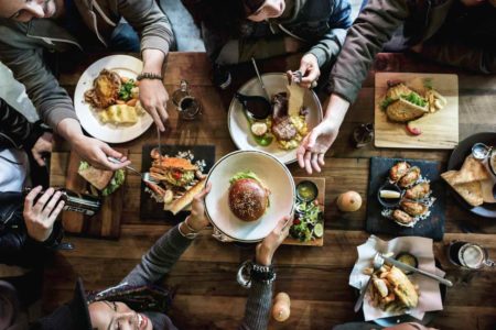Na foto, uma mesa com várias comidas vista de cima - Metrópoles