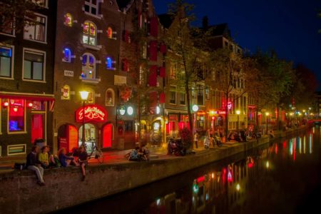 Foto de uma das ruas do Red Light District, em Amsterdã