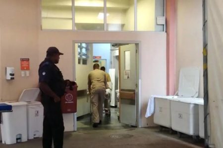 Foto colorida da entrada do Hospital do Trabalhador, onde idoso está internada, em Curitiba - Metrópoles