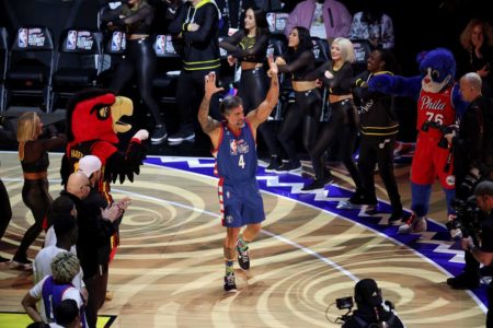 Imagem colorida mostra o apresentador Marcos Mion no All-Star Game da NBA - Metrópoles