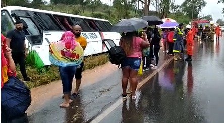 Ônibus tombado no DF