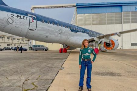 Leila Pereira com o avião