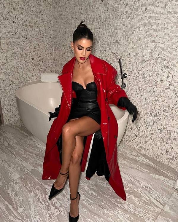 Camila Coelho sentada em borda de banheira.
