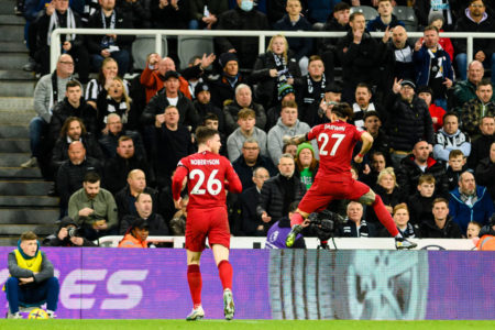 Jogadores do Liverpool comemorando gol