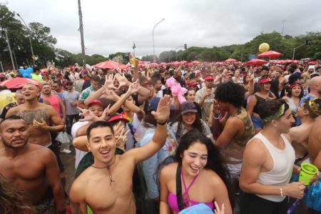 Desfile do Bloco Agrada Gregos, zona sul de São Paulo, nesta sábado (18).