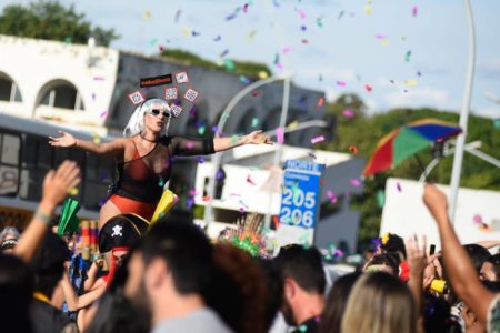 bloco de carnaval na rua - metrópoles