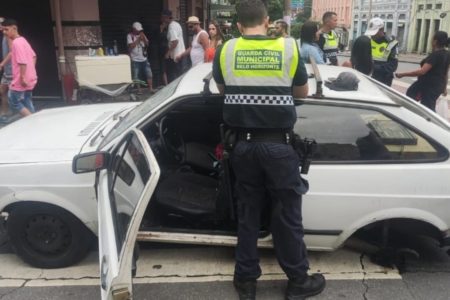 Guarda autua motorista de carro sem roda traseira no Carnaval de Belo Horizonte