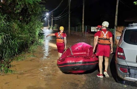 Bombeiros com bote interior SP