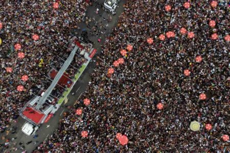 Imagem aérea de bloco de rua no Ibirapuera durante o carnaval de 2023 - Metrópoles