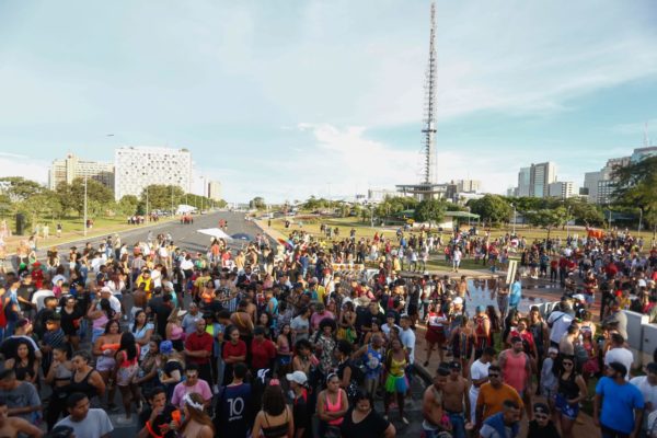 Foliões começam a chegar ao Bloco dos Raparigueiros, próximo à Torre de TV, no final da tarde deste domingo de Carnaval (19/02)