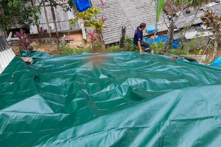 Imagem mostra lona posta em barranco no Litoral Norte de São Paulo chuvas temporal