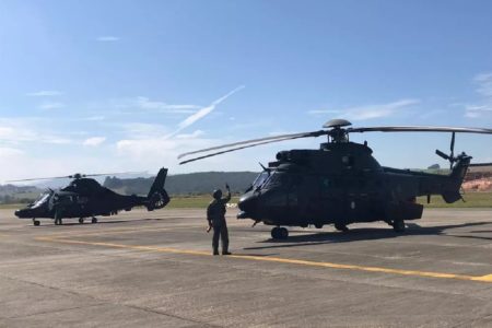 Imagem colorida mostra dois helicópteros usados pelo exército na crise causada pelo temporal em São Paulo (SP)