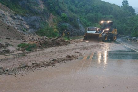 deslizamento causado por chuvas em São Sebastião (SP)