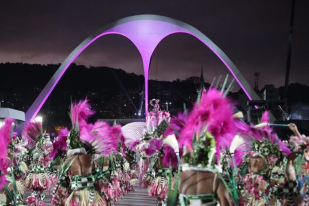 Imagem colorida mostra Desfile da Mangueira no Carnaval 2023 do Rio de Janeiro - Metrópoles