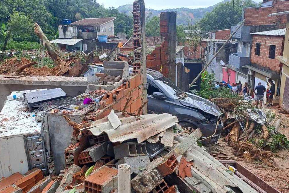 Casas desmoronaram após chuvas no litoral de São Paulo