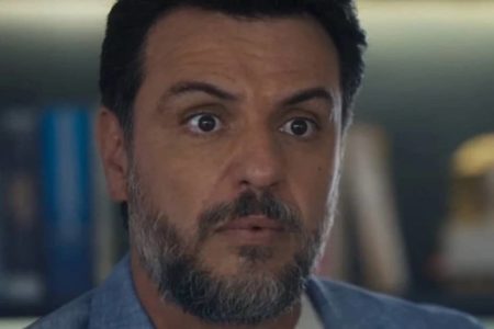 Imagem colorida de Moretti, personagem da novela Travessia - Metrópoles