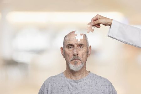 Adulto de quebra cabeça com pedaço da parte de cima da cabeça faltando peça