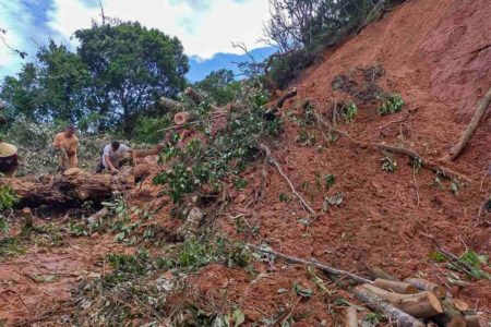 Deslizamento na Praia Vermelha do Sul, em Ubatuba, no litoral norte de São Paulo