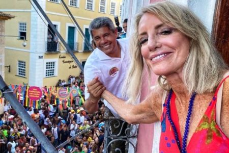 Foto colorida da embaixadora Elizabeth Bagley curte Carnaval em Salvador - Metrópoles