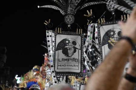 Foto colorida do desfile da Imperatriz no Carnaval do Rio de Janeiro