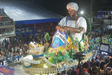 Imagem colorida do desfile da Beija-Flor no Carnaval do Rio de Janeiro - Metrópoles