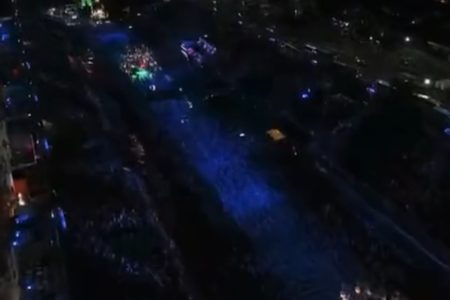 Imagem colorida do desfile da Beija-Flor no Carnaval do Rio de Janeiro - Metrópoles