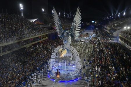 Imagem colorida do desfile da Beija-Flor no Carnaval do Rio de Janeiro - Metrópoles