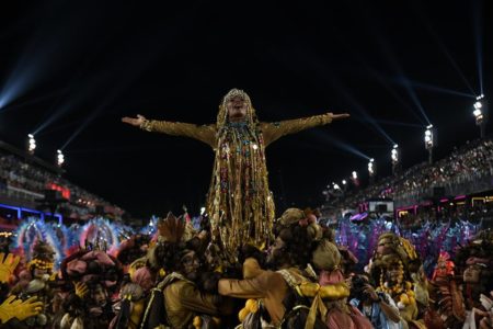 Imagem colorida do desfila da Unidos da Viradouro no Carnaval do Rio de Janeiro - Metrópoles