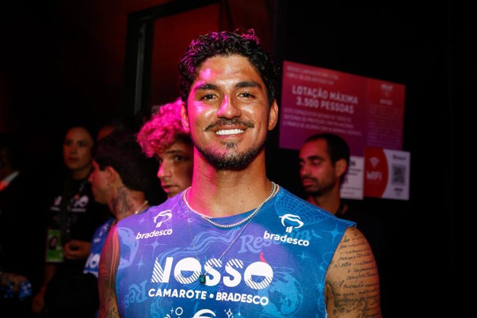 Gabriel Medina de abada sorrindo - metrópoles