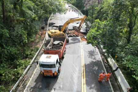 Obra para liberação da Mogi-Bertioga, castigada pelas chuvas