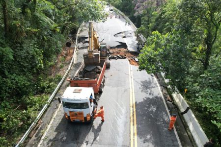 Imagem colorida mostra caminhão concertando a destruição em São Sebastião no litoral de São Paulo - Metrópoles