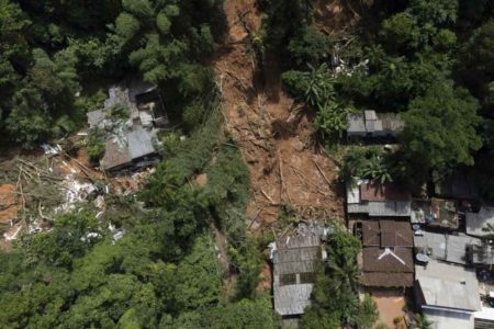 Imagens aéreas dos estragos da chuva no bairro Juquehy em São Sebastião, litoral norte de São Paulo - metrópoles