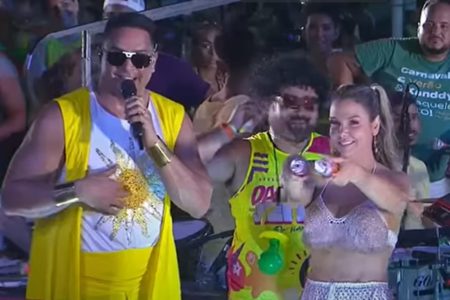 Xanddy e Carla Perez em chá revelação no trio elétrico - Metrópoles
