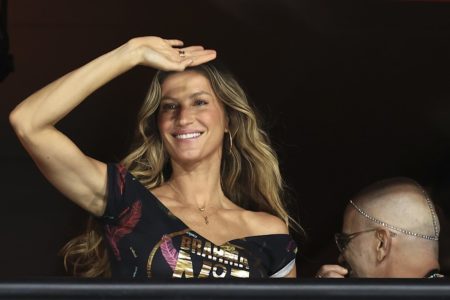 Na imagem com cor, Gisele Bundchen curte camarote no Rio de Janeiro - Metrópoles