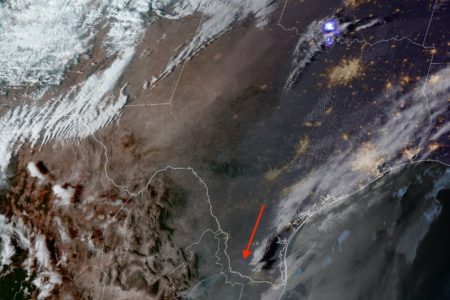 Imagem de satélite mostra o sul dos EUA, Iindicando com seta vermelha local onde meteorito caiu