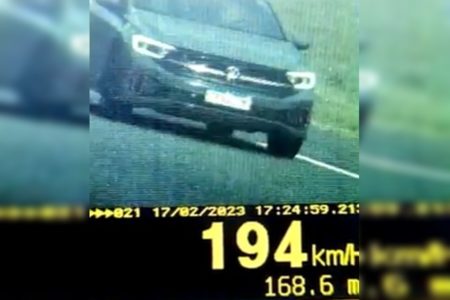 Foto colorida de carro em alta velocidade na BR-060 pela PRF - Metrópoles