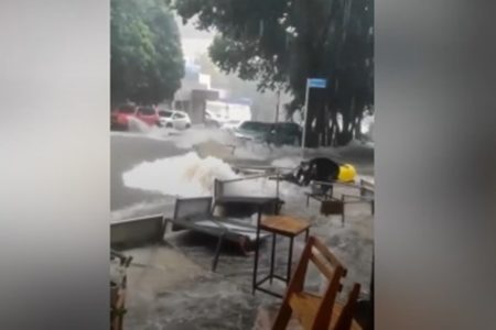 Imagem colorida mostra alagamento provocado por tempestade em Goiânia (GO) - Metrópoles