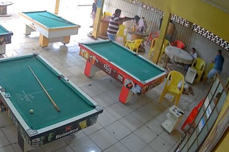 Imagem colorida mostra Dois homens entram em sinuca em Mato Grosso e executam grupo - Metrópoles