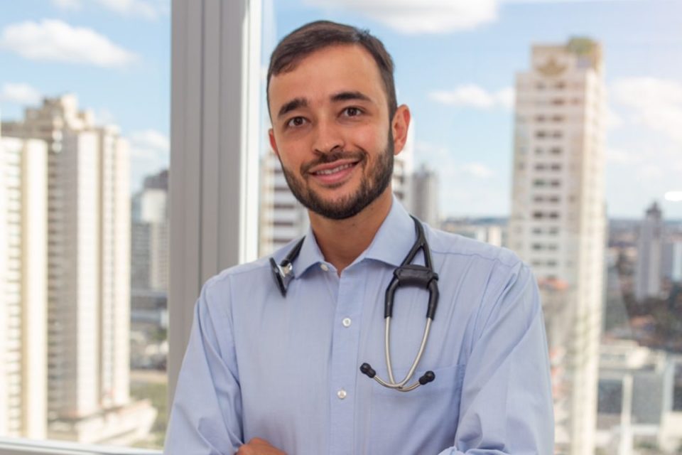 Foto colorida de homem pardo, de barba, com blusa azul e estetoscópio pendurado no ombro - Metrópoles