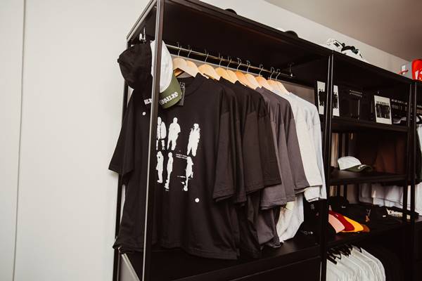 Dois homens com camisetas pretas posando para fotos de moda - Metrópoles