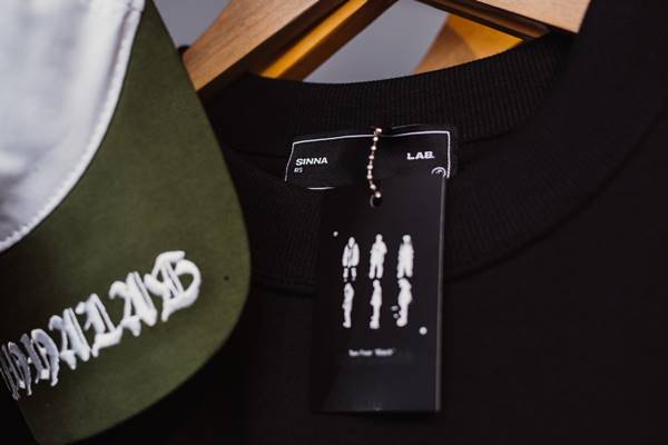 Dois homens com camisetas pretas posando para fotos de moda - Metrópoles