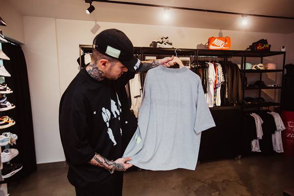 Dois homens com camisetas pretas posando para fotos de moda - Metrópoles