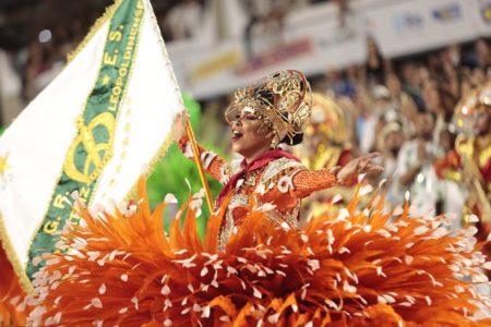 porta-bandeira da imperatriz leopoldinense - metrópoles