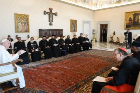 Papa Francisco e padres ortodoxos no Vaticano reprodução / Metrópoles