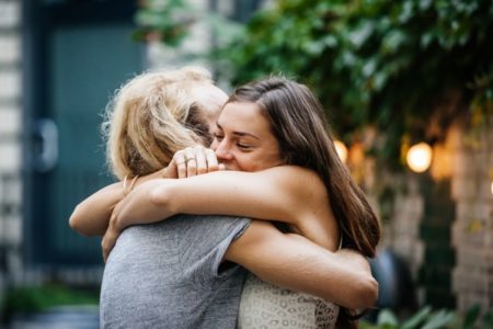 Imagem colorida: duas amigas se abraçam - Metrópoles